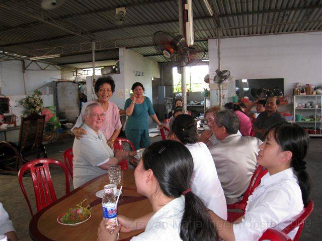0048 bij de familie van Pr. Hung.JPG